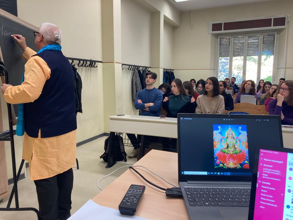 Hinduismo, paz y sostenibilidad, en la Universidad de Parma Clase en Parma, de introducción al hinduismo