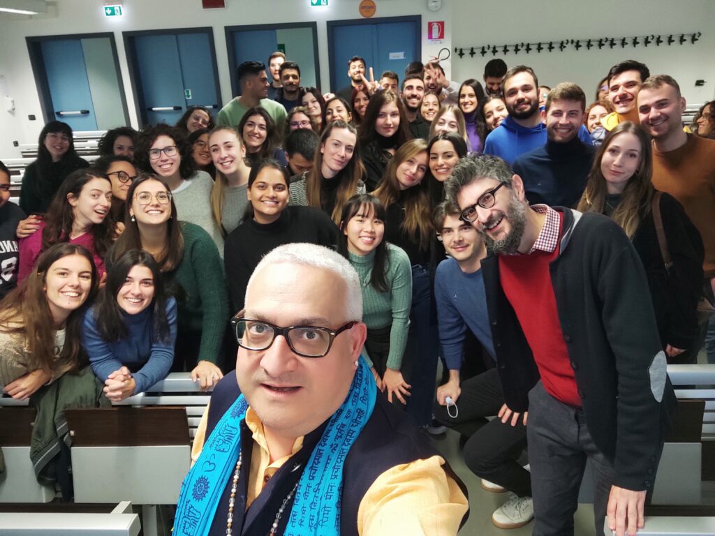 Hinduismo, paz y sostenibilidad, en la Universidad de Parma Selfie con el profesor Anello y sus alumnos. Photo: JC Ramchandani